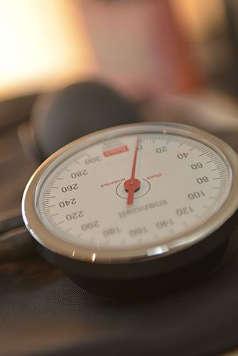 Blutdruckmessgerät für den Gesundheits-Check in der Hausarztpraxis Hoheluft